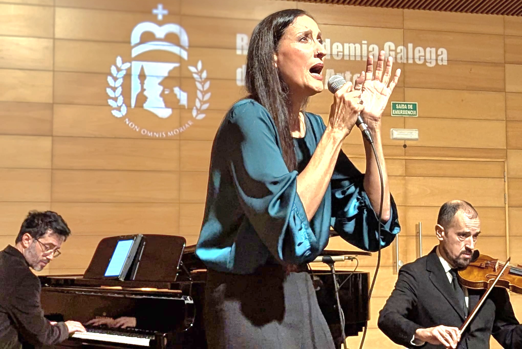 Ampliar: Rosa Cedrón, entre Juanjo Fdez. (piano) e o seu irmñan Xavier (violín)